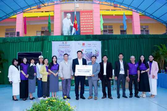 Thư viện sách “Cõng chữ lên non” về với học sinh Đạ Sar