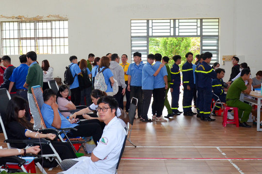 Đoàn viên, sinh viên Bảo Lộc tham gia hiến máu tình nguyện