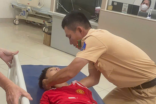 CSGT Lâm Đồng mở đường, chở cháu bé xuất huyết não đi cấp cứu
