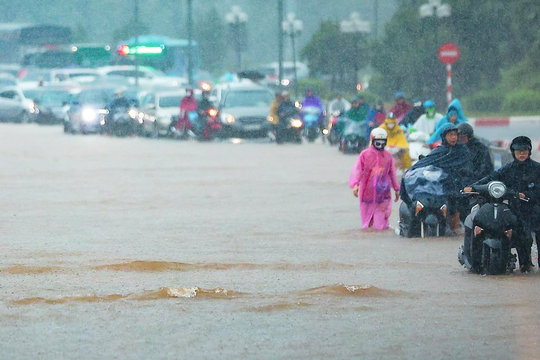 Vì sao Hà Nội mưa rất to, ngập sâu nhiều giờ?