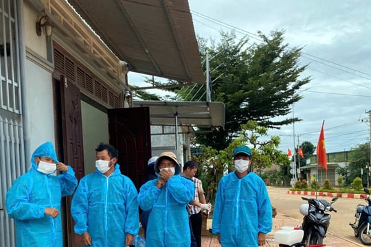 Phun hóa chất diện rộng khống chế sốt xuất huyết tại khu vực Cư Jút