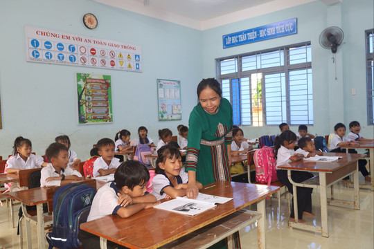 Dạy tiếng Ê đê cho học trò để giữ bản sắc