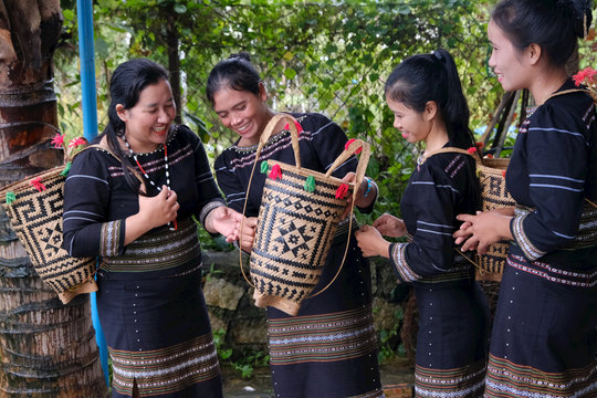 Giữ nghề đan gùi của đồng bào M’nông