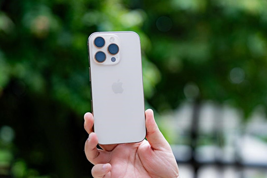 Nên mua iPhone 16 Pro Max mới hay bản cũ?