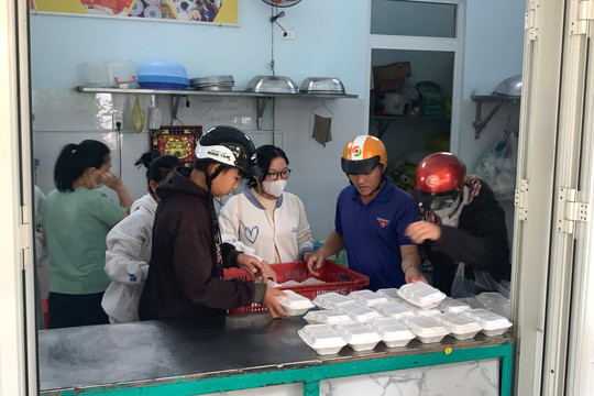 Ấm áp nghĩa tình từ những hộp cơm sẻ chia