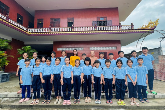 Lớp học tiếng Anh miễn phí dưới mái chùa Bửu Lâm