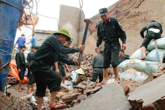 Cảnh sát Cơ động xuyên đêm giúp nhân dân trong bão số 10