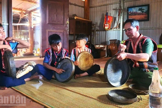 Người giữ lửa văn hóa cồng chiêng giữa lòng Tây Nguyên