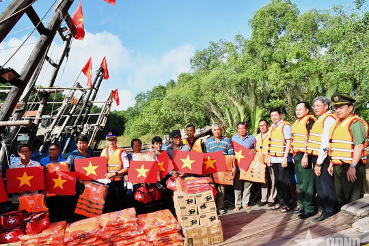 Bộ tư lệnh Vùng Cảnh sát biển 3 đồng hành cùng ngư dân Vĩnh Long