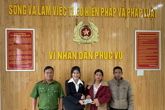 Nhặt được của rơi, vợ chồng anh Rô Ben trả lại người mất