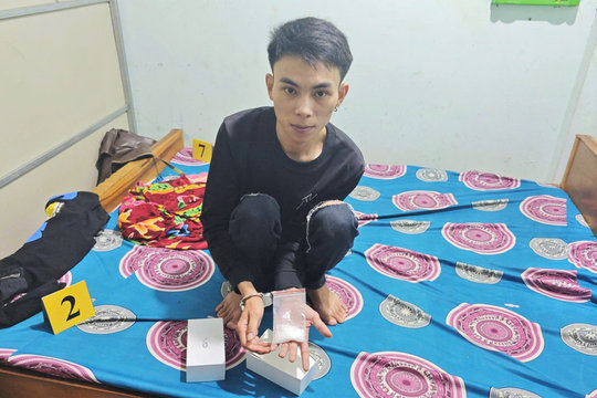 Bắt quả tang 2 đối tượng tàng trữ, sử dụng trái phép chất ma túy
