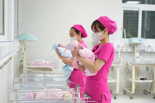 Mức tiền thưởng phụ nữ sinh đủ 2 con trước tuổi 35 ở Đồng Nai: Chi tiết hồ sơ thủ tục