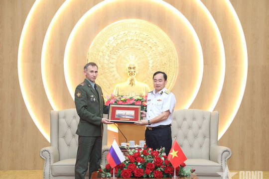 Phó đô đốc Trần Thanh Nghiêm tiếp Tùy viên quốc phòng Liên bang Nga
