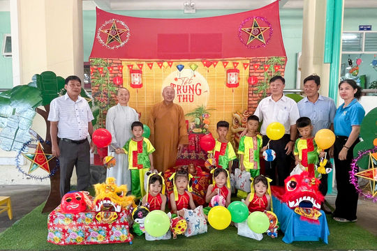 Trao thiết bị và quà Trung thu cho học sinh các trường học tại Vĩnh Hảo