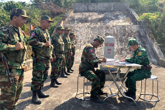 Vững vàng biên giới ở Ðắk Lao