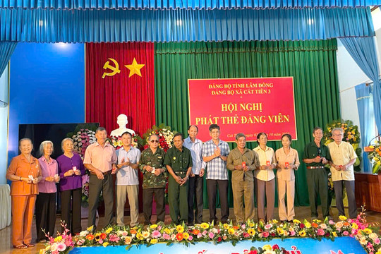 Xã Cát Tiên 3 hoàn thành phát thẻ đảng viên đợt 1
