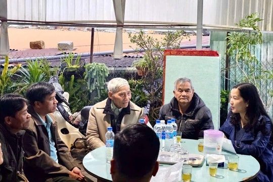 Lãnh đạo phường Lang Biang - Đà Lạt thăm hỏi gia đình bị cháy nhà