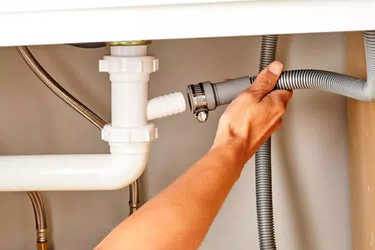 Cách vệ sinh đường ống thoát nước ở bồn rửa bát