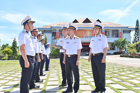 Vùng 2 Hải quân kiểm tra nhiệm vụ tại Lữ đoàn 681