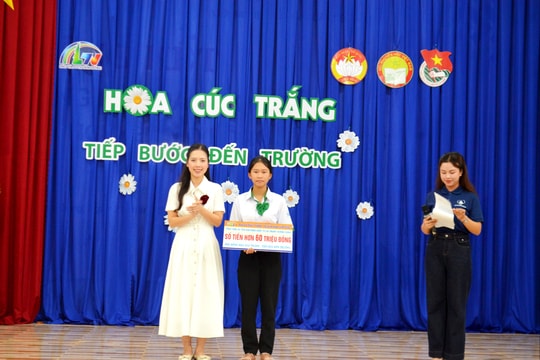 Trao học bổng "Hoa cúc trắng" tại Trường THPT chuyên Nguyễn Chí Thanh