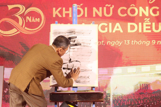 Họa sĩ trình diễn vẽ tranh bằng ngón tay