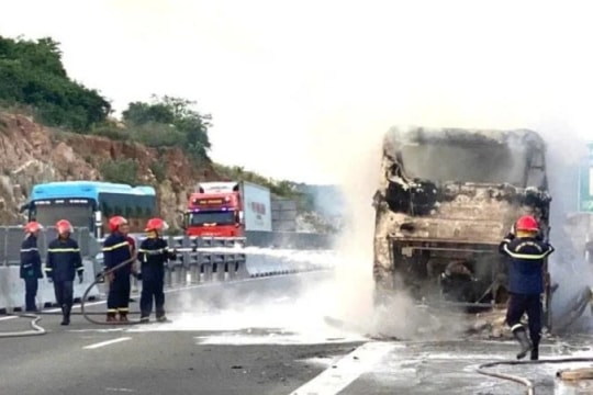 Xe khách cháy trên cao tốc Nha Trang-Cam Lâm, 30 hành khách thoát hiểm