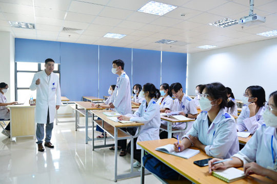 Kiến nghị xem xét miễn giảm học phí cho sinh viên ngành y