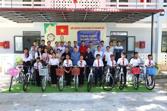 Trao 10 chiếc xe đạp cho học sinh đặc biệt khó khăn tại Hàm Thạnh