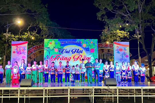 Trao hơn 470 phần quà, 50 suất học bổng cho học sinh khó khăn dịp Trung thu