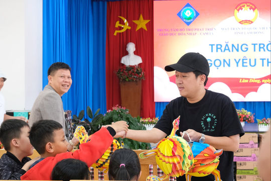 Nghệ sĩ Trường Giang tặng quà Trung thu cho trẻ em Lâm Đồng