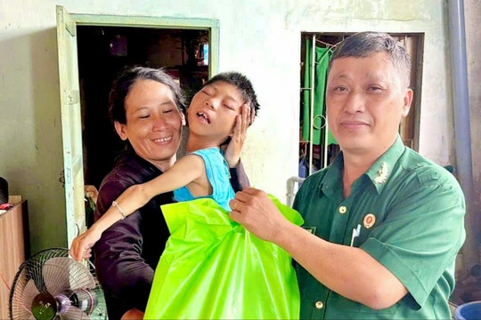 Ấm áp Trung thu với thiếu nhi mồ côi, khuyết tật phường Phan Thiết