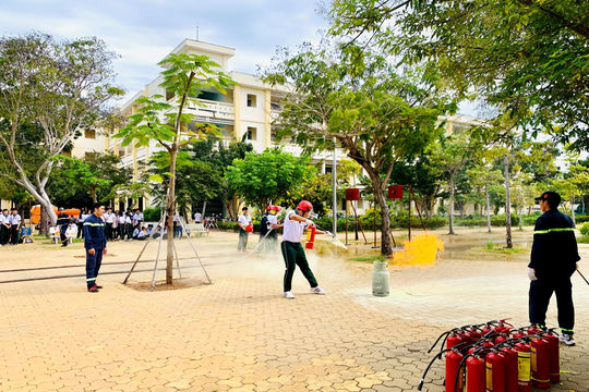 450 học sinh THPT chuyên Trần Hưng Đạo trải nghiệm thực hành PCCC và cứu hộ