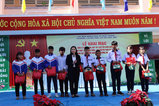 Hơn 1.700 phần quà trao tặng thiếu nhi, hộ nghèo có hoàn cảnh khó khăn