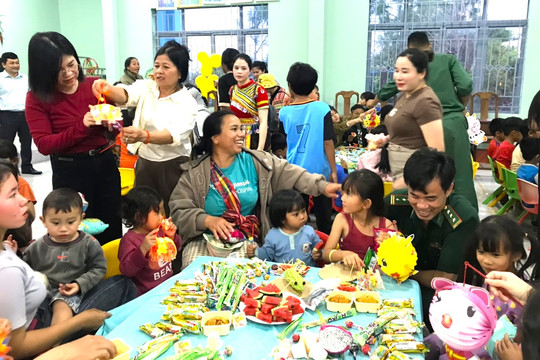 Mang Tết Trung thu đến với trẻ em vùng biên giới Link vao Dubai