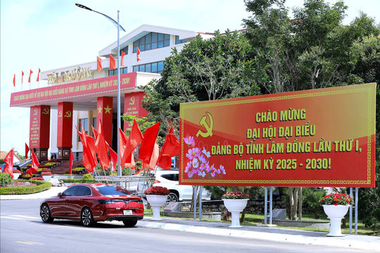 Lâm Đồng rực rỡ cờ hoa, sẵn sàng cho Đại hội Đảng bộ tỉnh lần thứ I