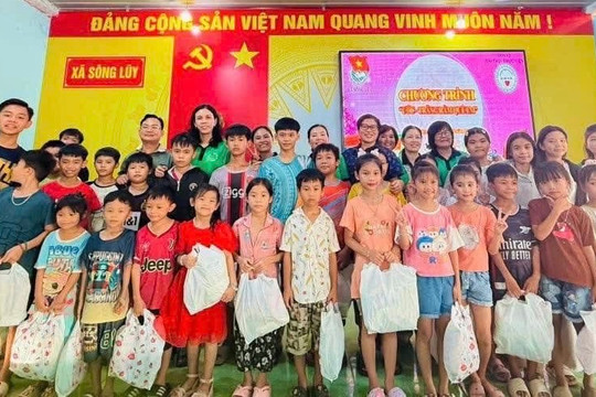 Mang Tết Trung thu yêu thương đến thiếu nhi xã Sông Lũy