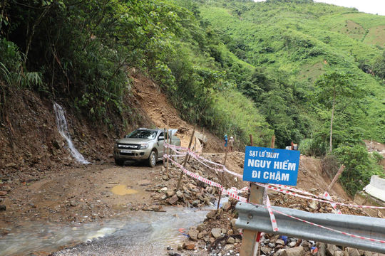 Cấm đường tại các vị trí nguy hiểm (ngầm tràn, cầu, phà…) trên các tuyến quốc lộ trong vùng chịu ảnh hưởng của bão