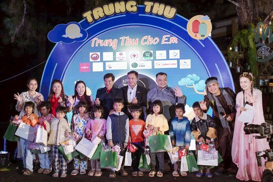 Ấm áp tình thương trong “Đêm hội Trung thu cho em”