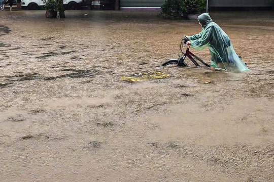 Vì sao chỉ trong 1 tuần Hà Nội 2 lần gặp mưa lớn khủng khiếp gây ngập diện rộng?