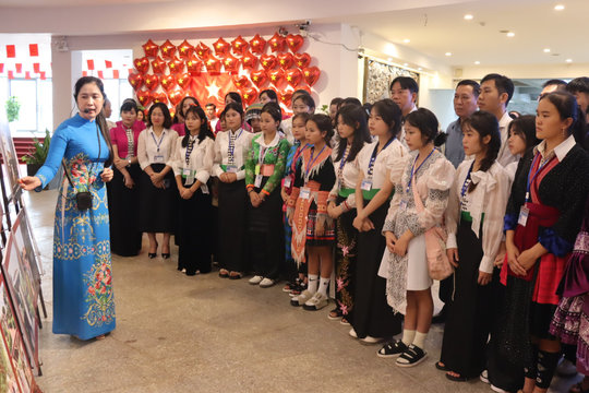 Triển lãm giới thiệu Trường Dục Thanh với nhân dân Điện Biên