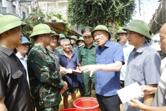 Phó Thủ tướng Thường trực Chính phủ Nguyễn Hòa Bình kiểm tra, chỉ đạo khắc phục hậu quả mưa lũ tại Bắc Ninh