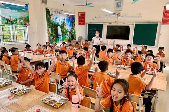 Hỗ trợ bữa ăn bán trú: Phụ huynh mừng, con trẻ vui