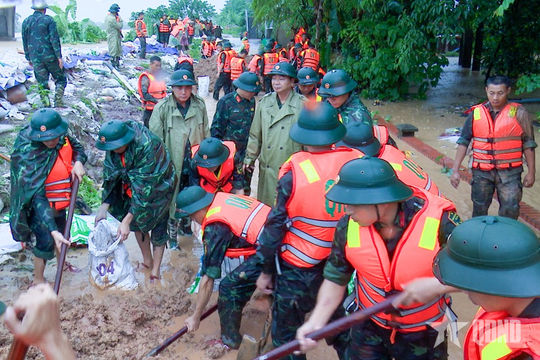 Quân đội chủ động, tích cực giúp dân ứng phó mưa, lũ lớn