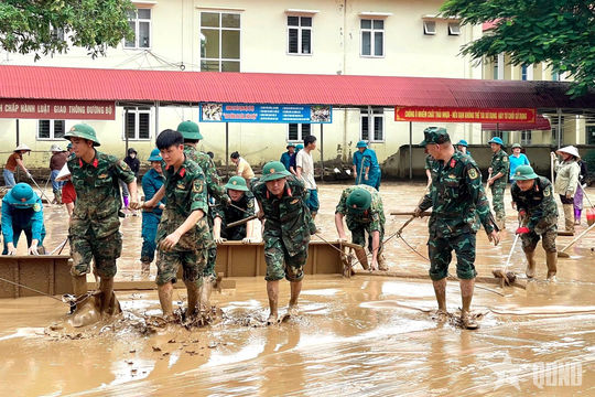 Bộ đội Quân khu 2 không quản gian khó giúp nhân dân vùng lũ