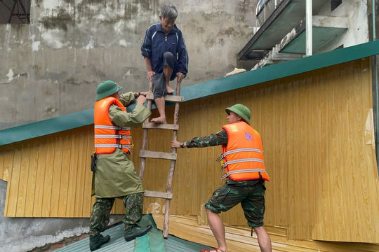 Cao Bằng: Bộ đội "giải cứu" người dân khi nước dâng gần tận mái nhà