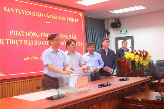 Ban Tuyên giáo và Dân vận Tỉnh ủy Lâm Đồng quyên góp ủng hộ đồng bào bão lụt