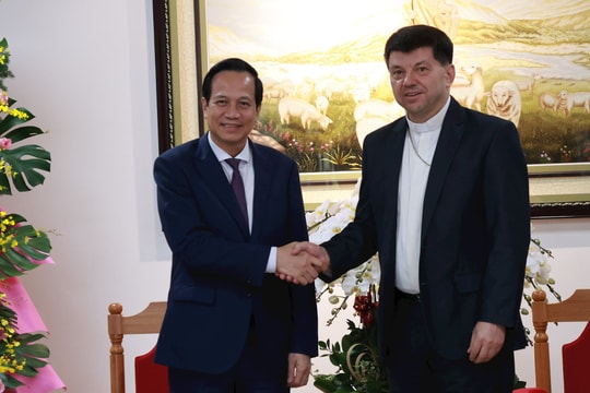 Bộ trưởng Đào Ngọc Dung gặp gỡ Tổng Giám mục Marek Zalewski tại Đà Lạt