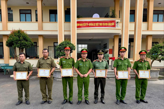 Khen thưởng 13 cá nhân có thành tích trong công tác cứu nạn cứu hộ
