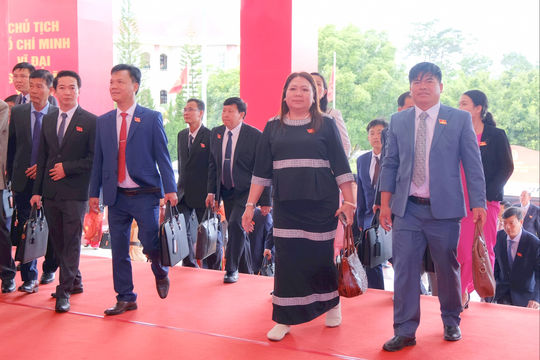 Các đại biểu người dân tộc thiểu số về dự Đại hội đại biểu Đảng bộ tỉnh Lâm Đồng lần thứ I