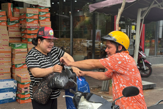Tình người trong mùa lũ